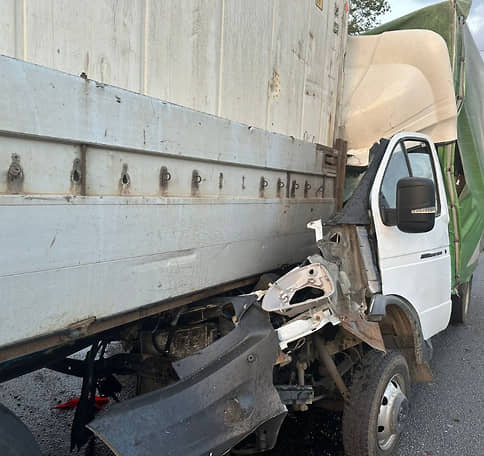 Водитель Leroy Merlin погиб в ДТП с двумя грузовиками на юге Петербурга