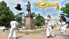 Перфоманс в честь дня рождения Пушкина провели на площади Искусств в Петербурге
