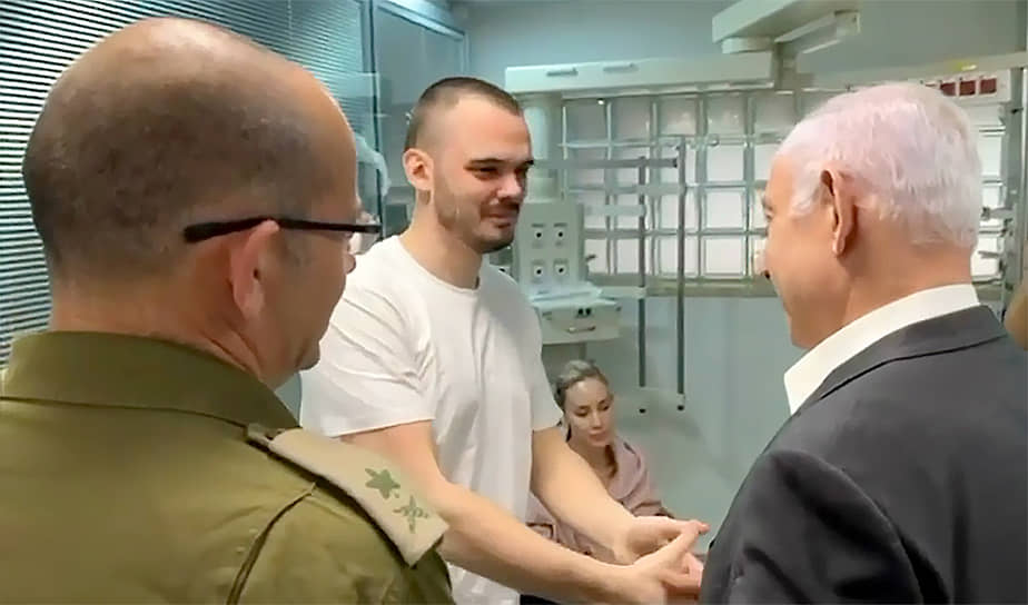 Андрей Козлов (слева) и премьер-министр Израиля Биньямин Нетаньяху (справа) после освобождения заложников