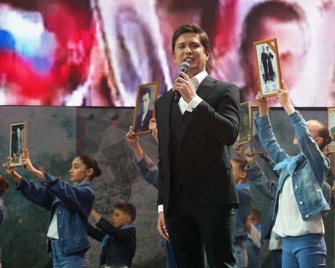 Солист Мариинского театра Григорий Чернецов во время выступления на праздничном концерте «Непокоренные», посвященном Дню Победы на стадионе «Газпром Арена».
