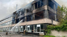 Спасатели тушат крупный пожар на производстве на 1,5 тыс. кв. м в Гатчине