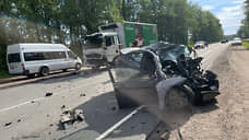 Водитель иномарки погиб в лобовом столкновении с грузовиком на трассе «Нарва»