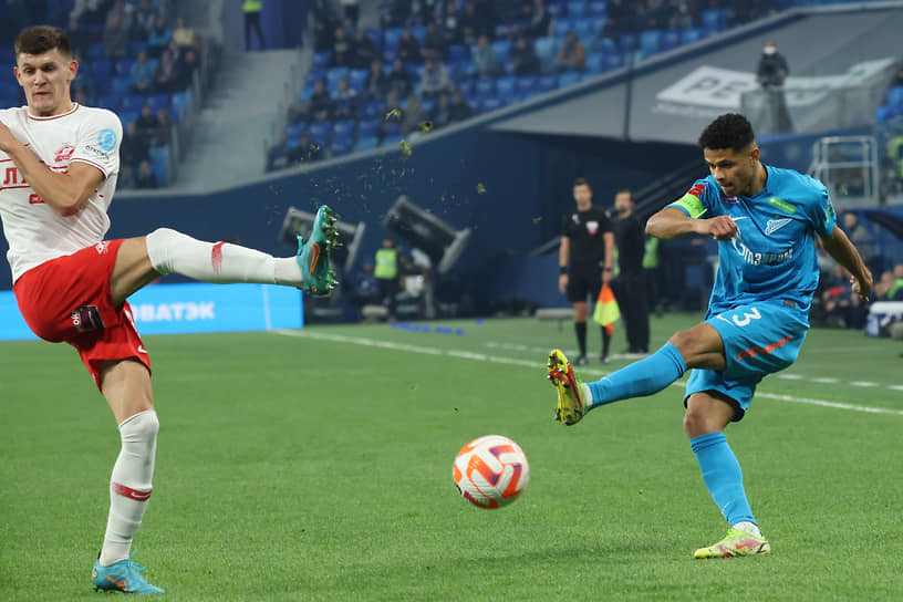 Защитник ФК «Зенит» Дуглас Сантос (справа) во время матча.