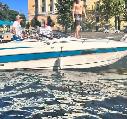 Катер навалился на маломерное судно у причала на Фонтанке в центре Петербурга
