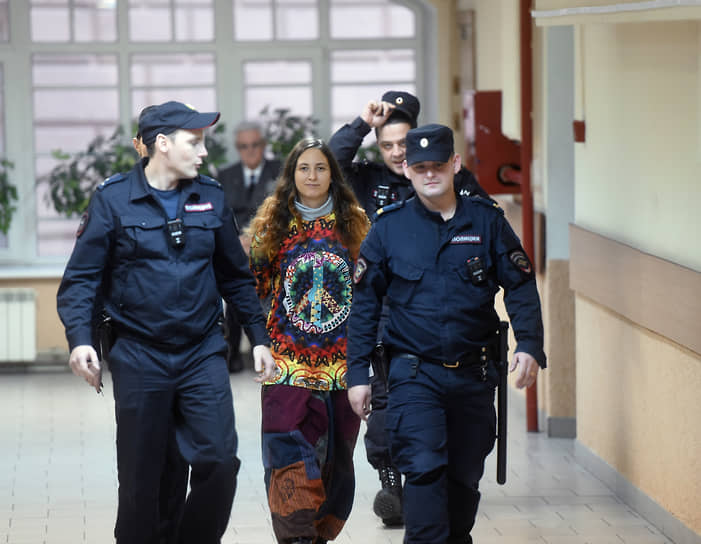 Ноябрь 2023 года. Художница Александра Скочиленко в коридоре Василеостровского суда 