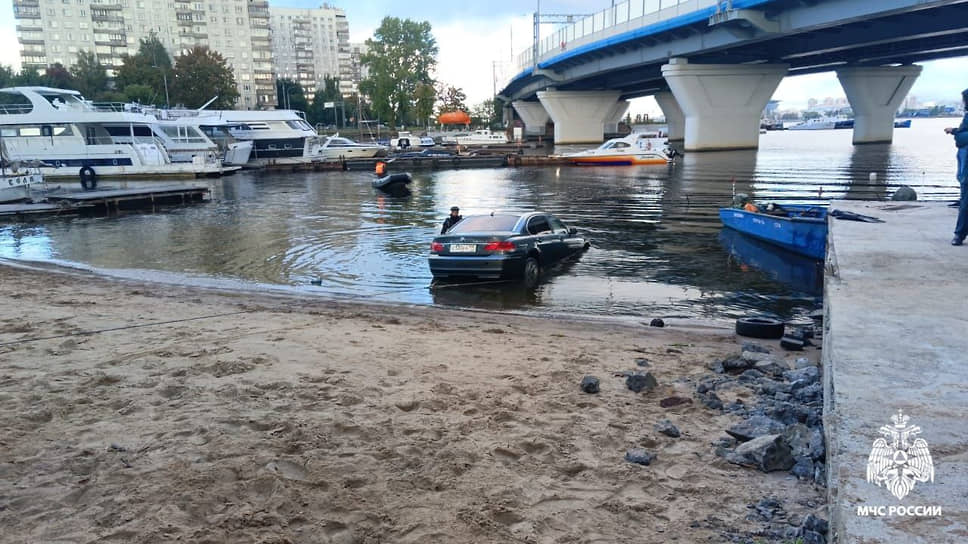 Спасатели поднимают BMW со дна Малой Невки