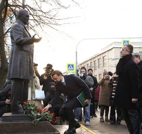 Памятник юристу Спасовичу торжественно открыли у здания юрфака СПбГУ