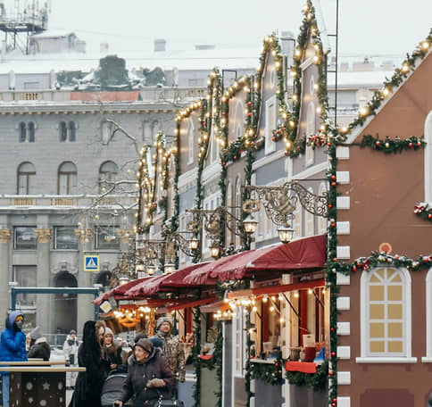 На Манежной площади установят 20-метровую новогоднюю елку и «домик Деда Мороза»