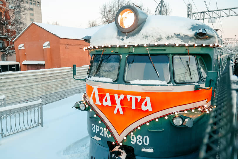 Туристический ретропоезд «Лахта», курсирующий между Петербургом и городами Ленобласти