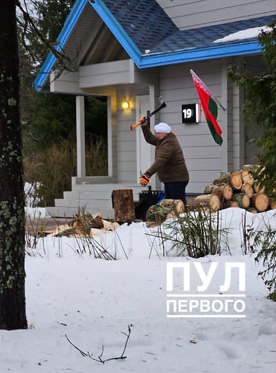 Белорусский лидер Александр Лукашенко колет дрова перед заседанием ЕАЭС в Ленобласти