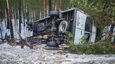 На Приморском шоссе перевернулся автобус с тремя людьми в салоне