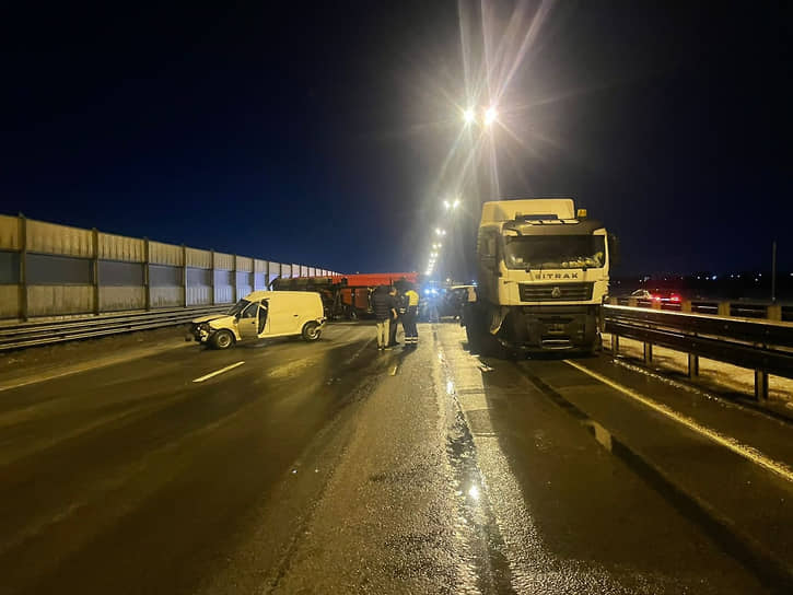 Последствия ДТП с участием трех автомобилей на трассе Петербург - Псков