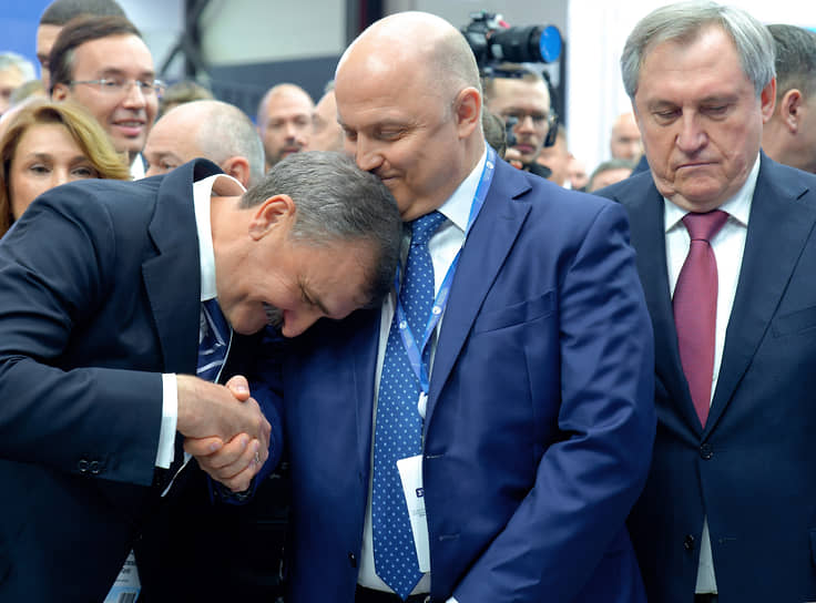 ПМГФ-2023. Слева направо: генеральный директор ООО «Газпром инвест» Вячеслав Тюрин, заместитель председателя правления ПАО «Газпром» Олег Аксютин и министр энергетики России Николай Шульгин на форуме.
