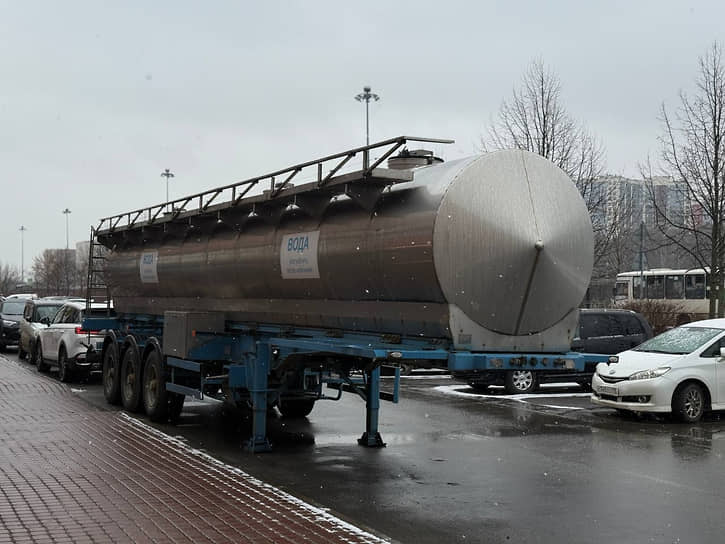 Водоканал расставил питьевые цистерны по адресам вблизи прорыва трубы на Подвойского