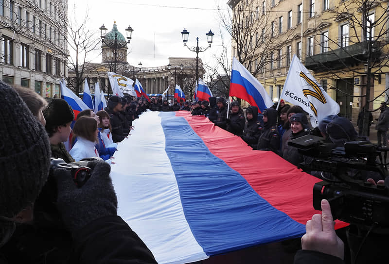 Молодежная акция, посвященная Дню воссоединения Крыма с Россией, на Конюшенной площади в Петербурге