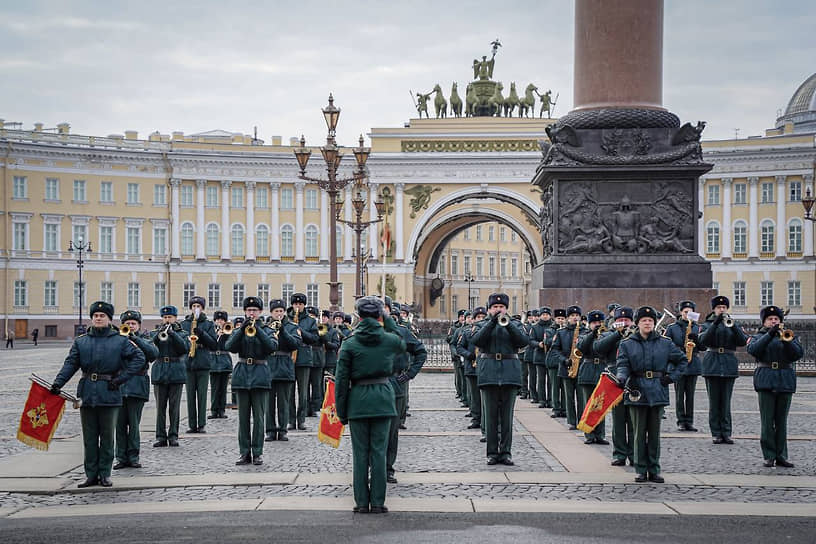 Первая репетиция сводного военного оркестра Санкт-Петербургского гарнизона на Дворцовой площади