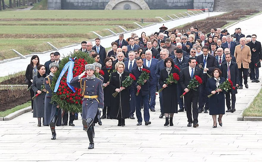Спикер Совета Федерации Валентина Матвиенко вместе с парламентариями из СНГ возлагает цветы на Пискаревском кладбище