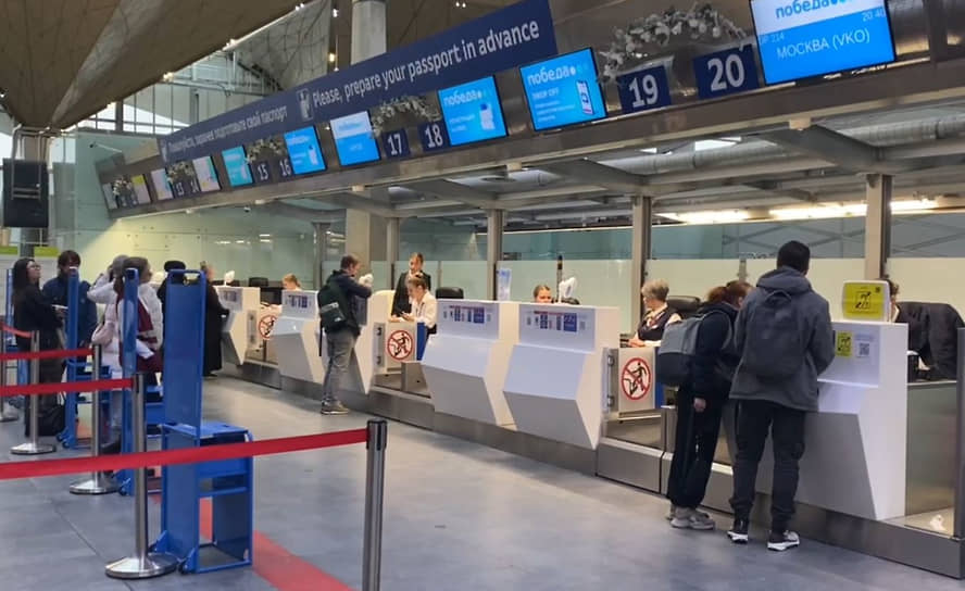 Работа аэропорта Пулково, принявшего в качестве запасного аэропорта все перенаправленные в Петербург рейсы