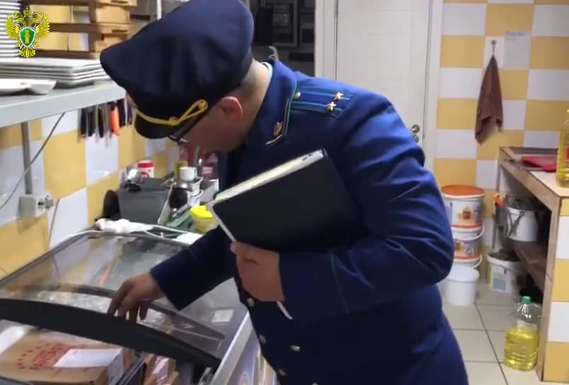 Сотрудник Лодейнопольский городской прокуратуры при осмотре кафе «Зира»