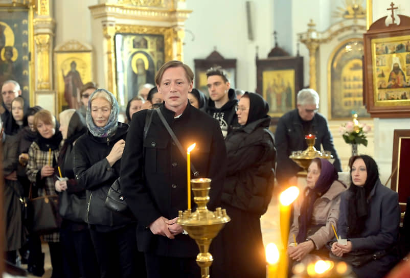 Хореограф Алексей Кононов (в центре) во время отпевания.