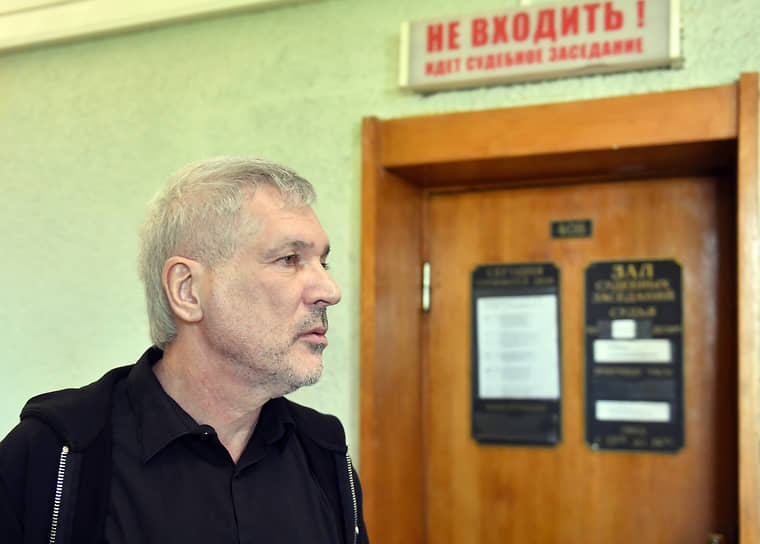 Генеральный директор ООО «Корис Ассистанс СПб» Лев Авербах перед началом судебного заседания в Приморском районном суде
