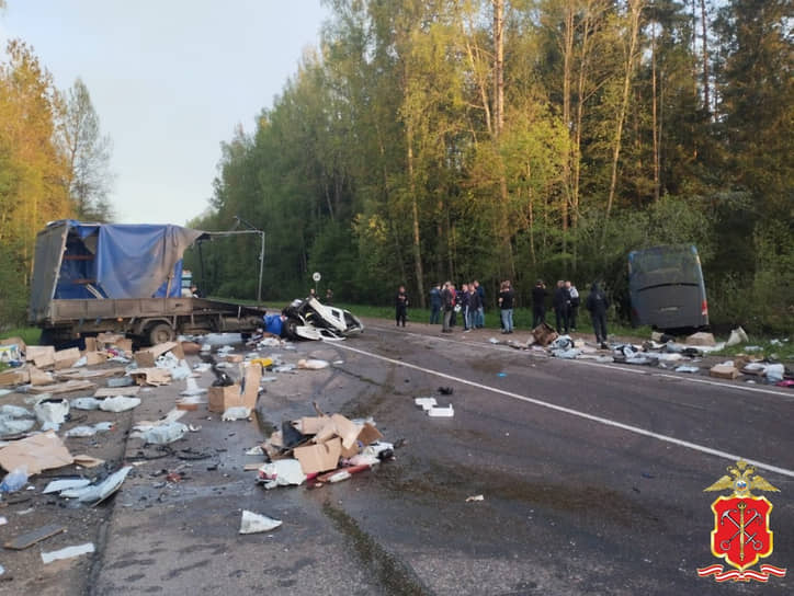 Последствия стращного ДТП с автобусом под Кингисеппом, где пострадали 12 человек