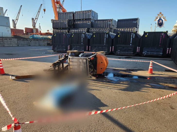 Перевернувшийся погрузчик на элеваторной площадке в Петербурге