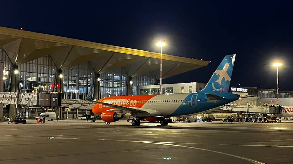 Первый рейс авиакомпании Nesma Airlines, который встретили в Пулково традиционной водной аркой