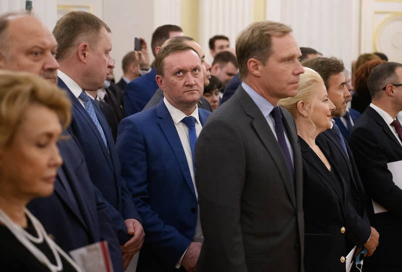 Депутат ЗакСа Олег Милюта по центру снимка в синем костюме с галстуком