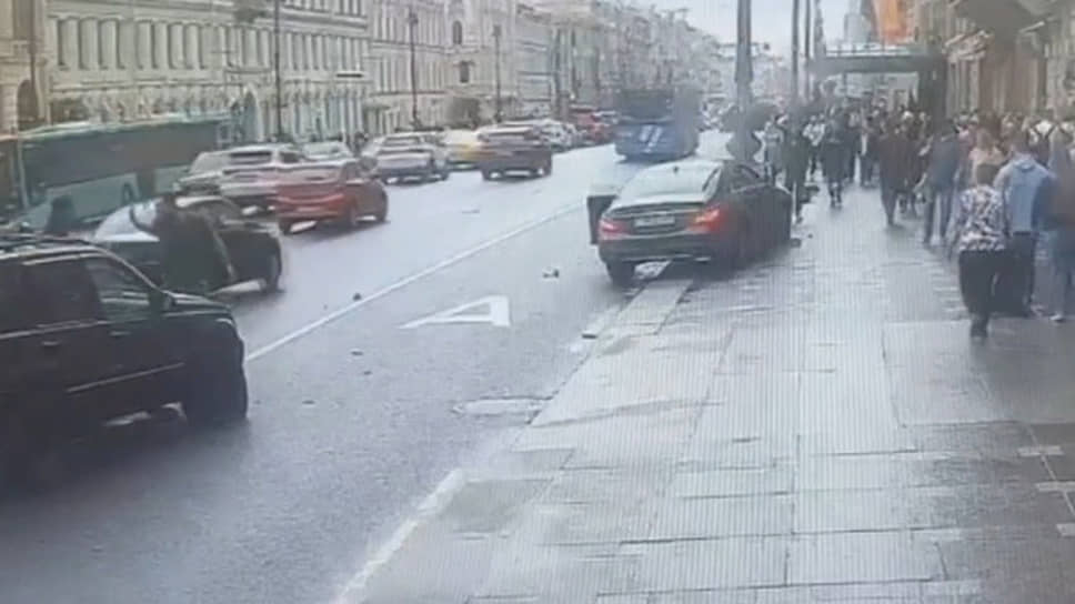 Черный седан Mercedes влетел в столб на Невском проспекте и напугал пешеходов