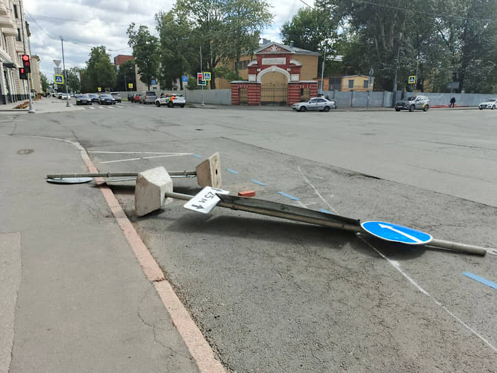 Поваленный дорожный знак на Миргородской улице в Центральном районе Санкт-Петербурга.
