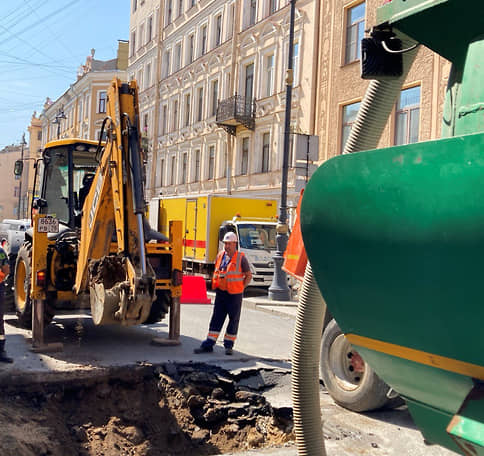 Движение по улице Рубинштейна перекрыли из-за провалившегося асфальта