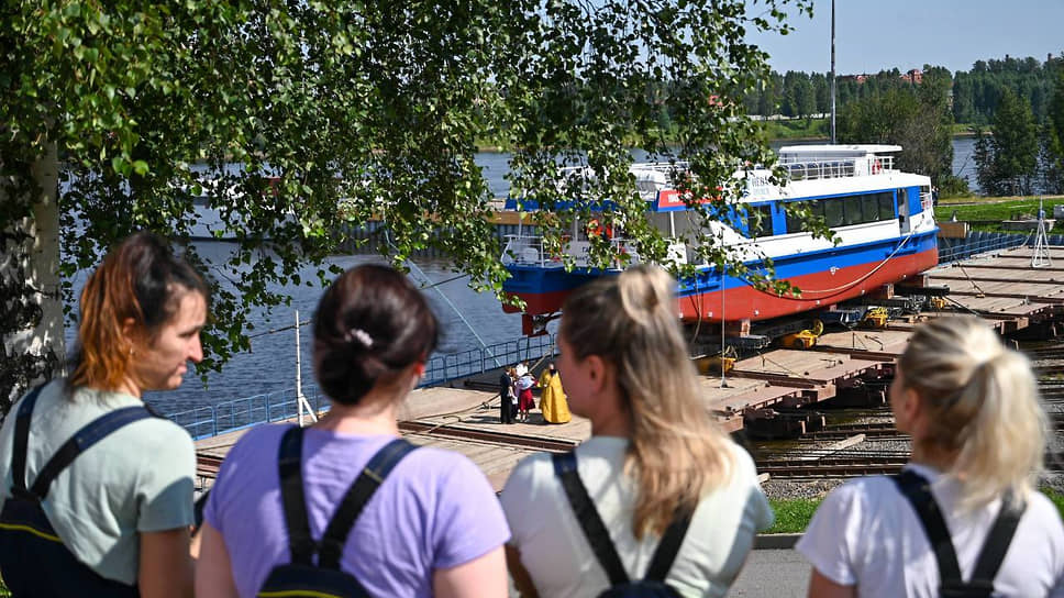 Прогулочный катамаран «Габион» спустили на воду на Средне-Невском заводе