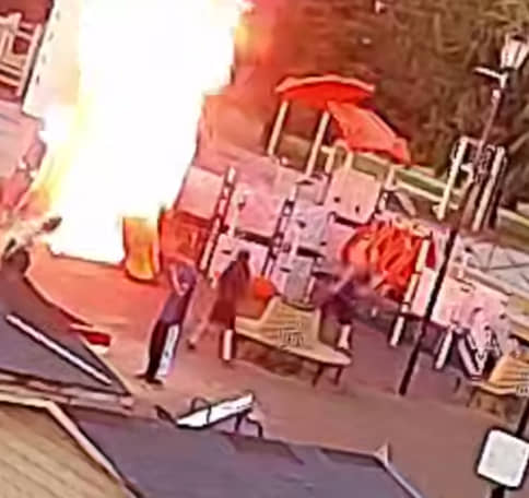 Пятеро подростков спалили детскую площадку в поселке Рахья ради забавы