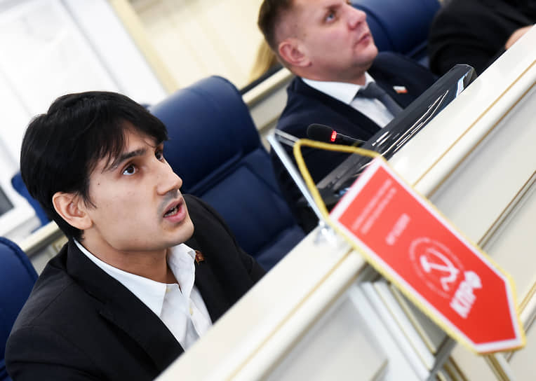 Депутат от КПРФ в Законодательном Собрании Ленинградской области Иван Апостолевский (слева) во время заседания.