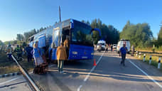 Полиция: в ДТП с автобусом на переезде в Ленобласти погибла 68-летняя женщина