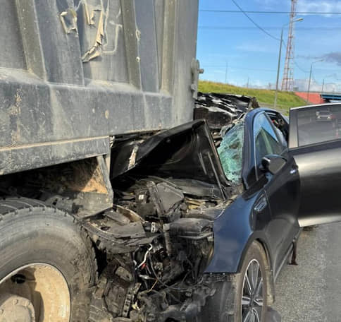 Три человека погибли в ДТП с фурой и Kia Optima на трассе «Нарва», еще двое пострадали