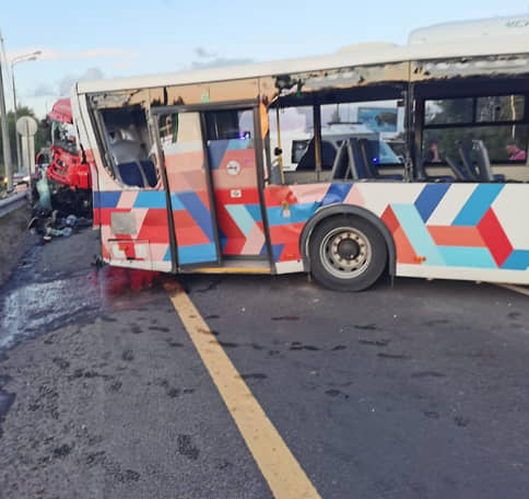 Семь человек пострадали в ДТП с автобусом и фурой на трассе «Кола»