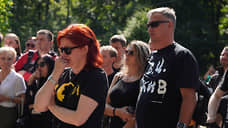Поклонники Виктора Цоя пришли на Богословское кладбище в 35-ю годовщину его гибели