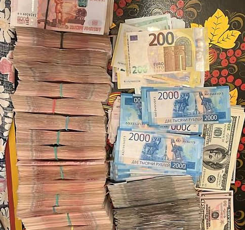 В Петербурге таможенного инспектора будут судить за взятки более 3,1 млн рублей