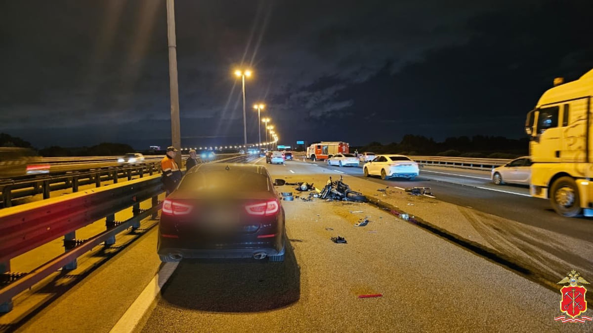Два человека погибли при столкновении двух авто и мотоцикла на КАД