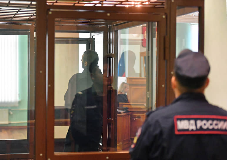 Оглашение приговора уроженцу Абхазии Денису Квициани (внесен Росфинмониторингом в перечень террористов и экстремистов), признанному виновным в занятии высшего положения в преступной иерархии, вымогательстве, организации ячейки запрещенного на территории России движения "Арестанское уголовное единство" ("А.У.Е.") и финансировании его деятельности, в Санкт-Петербургском городском суде. Денис Квициани во время заседания суда.