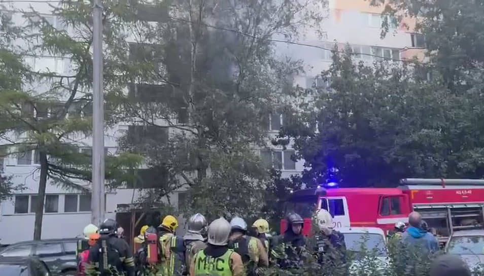 Последствия пожара в доме 29-2 по улице Стойкости, где взорвался бытовой газ. В результате происшествия погиб человек