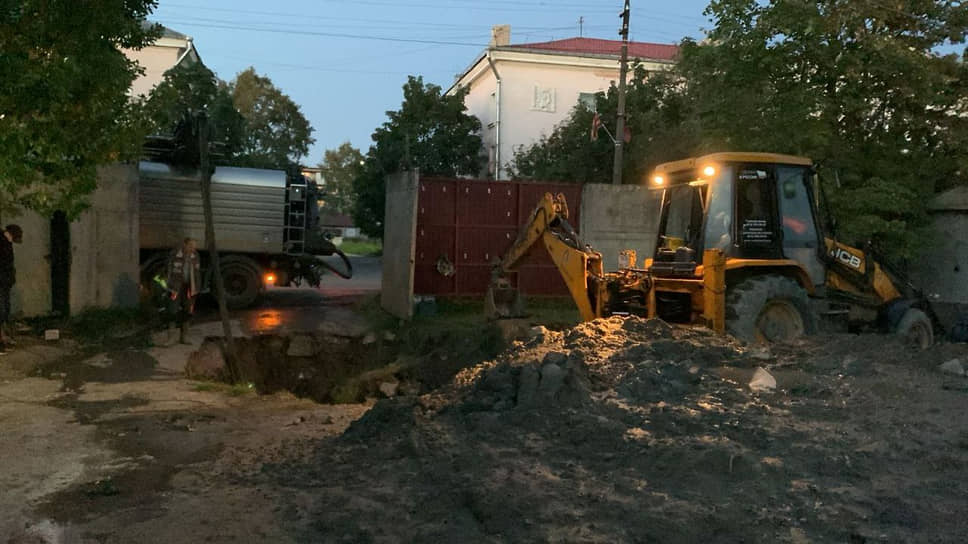 Сотрудники Леноблводоканала устраняют утечку на сетях водоснабжения в Отрадном