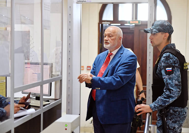 Рассмотрение дела по существу в отношении депутата Законодательного собрания (ЗакС) Санкт-Петербурга Михаила Амосова, обвиняемого в демонстрации экстремистской символики, в Калининском районном суде. Депутат Амосов (в центре) перед началом заседания суда.