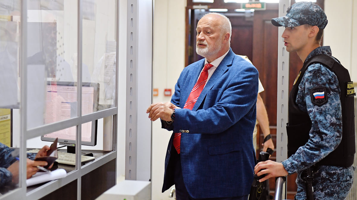 Суд вернул полиции протокол на депутата Амосова за пост с фото Навального