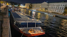 Теплоход «Чародейка» столкнулся с мостом Белинского в Петербурге