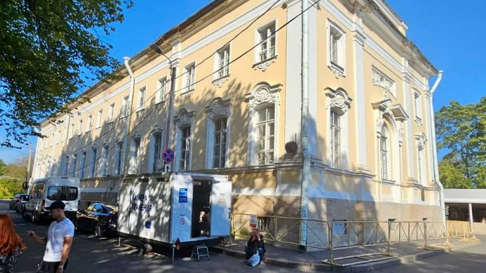 «Дом Министерский Первый» в Петергофе отреставрируют до конца апреля 2026 года