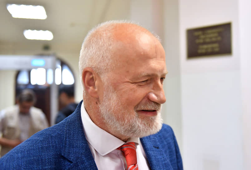 Рассмотрение дела по существу в отношении депутата Законодательного собрания (ЗакС) Санкт-Петербурга Михаила Амосова, обвиняемого в демонстрации экстремистской символики, в Калининском районном суде. Депутат ЗакС Санкт-Петербурга Михаил Амосов перед началом заседания суда.