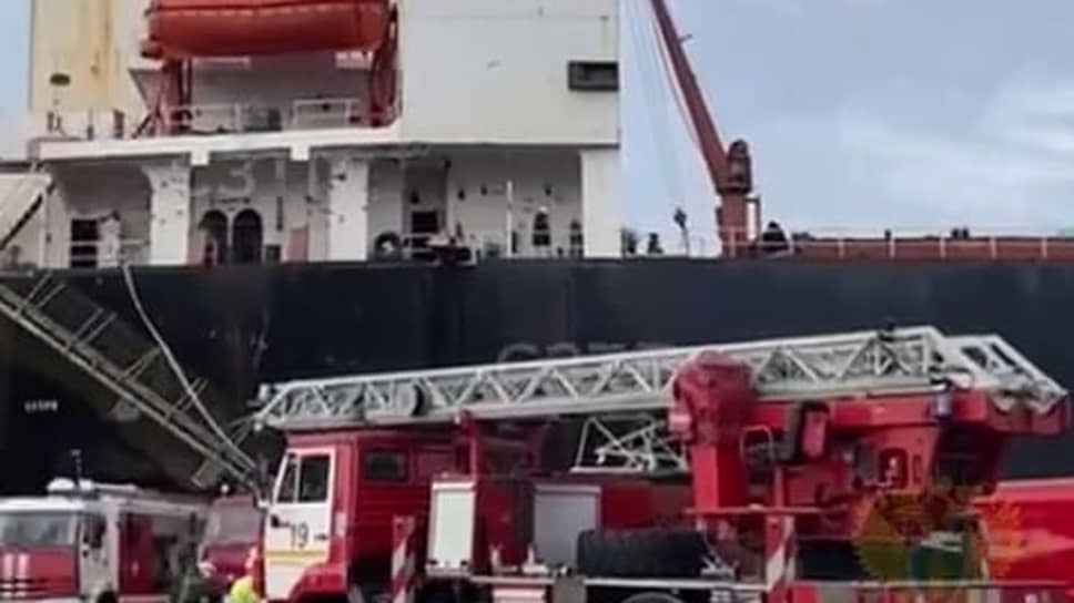 Задымление на грузовом судне произошло в районе Гладкого острова в Петербурге